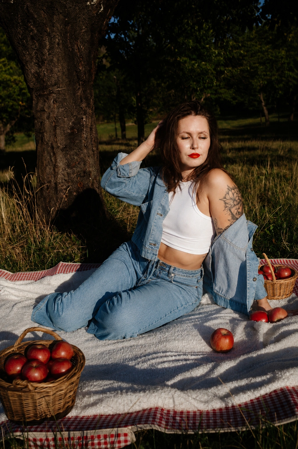Denimový outfit s bílým topem na podzimním pikniku